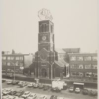 Le clocher de l&#039;église Saint-Joseph de La Louvière par Pierre Puttemans